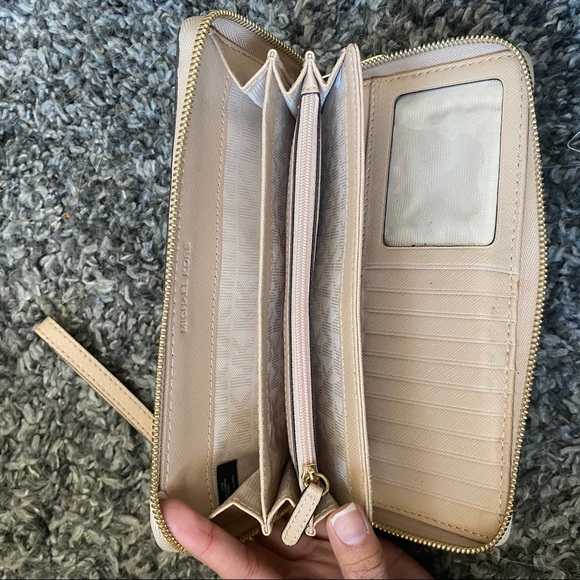 ‼️SOLD‼️ Michael Kors Wallet ( Saffiano Leather) - Picture 6 of 8